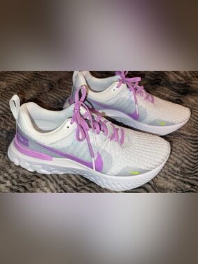 Nike Women's White and Lavender Lilac Running Sneakers 8.5 9 BRAND NEW